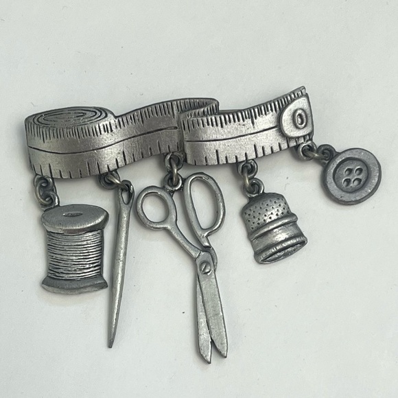JJ Crafter Brooch Sewing Quilting Seamstress Charms - Picture 1 of 5